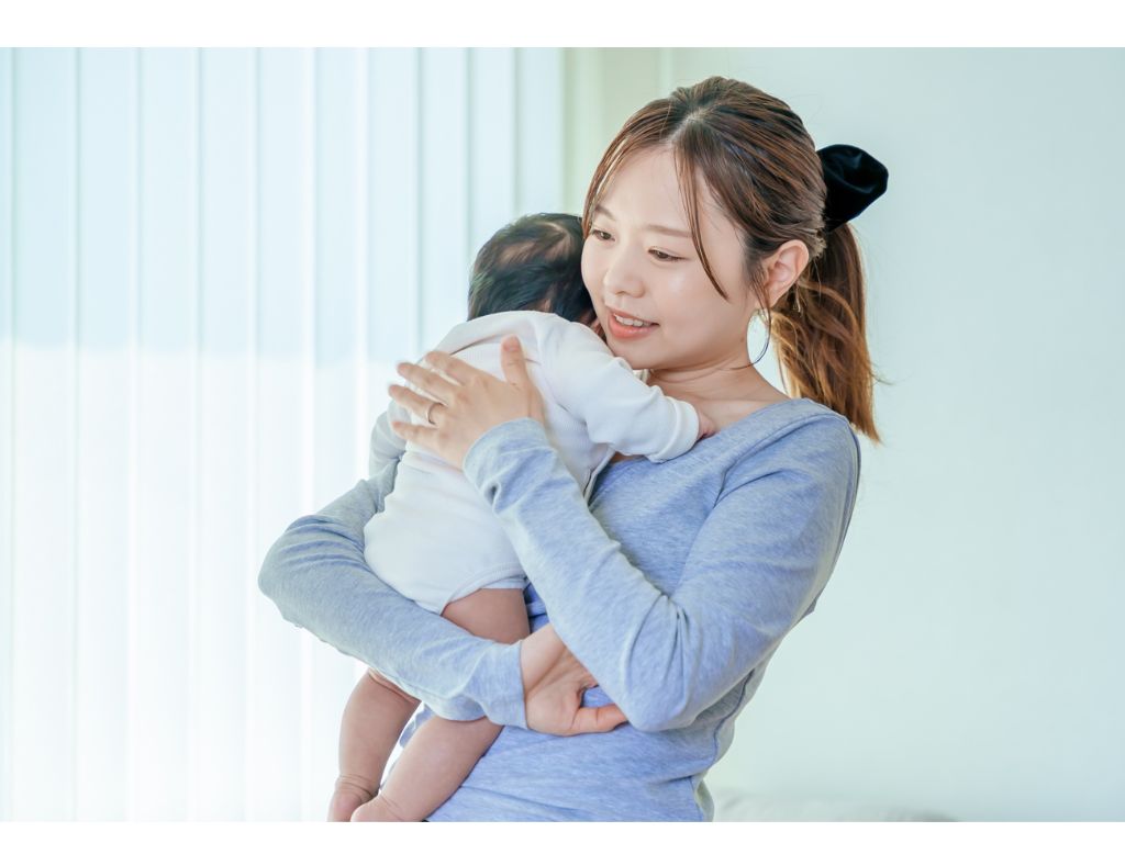 赤ちゃんをだっこする若い女性