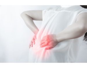 産後腰痛に苦しむ女性