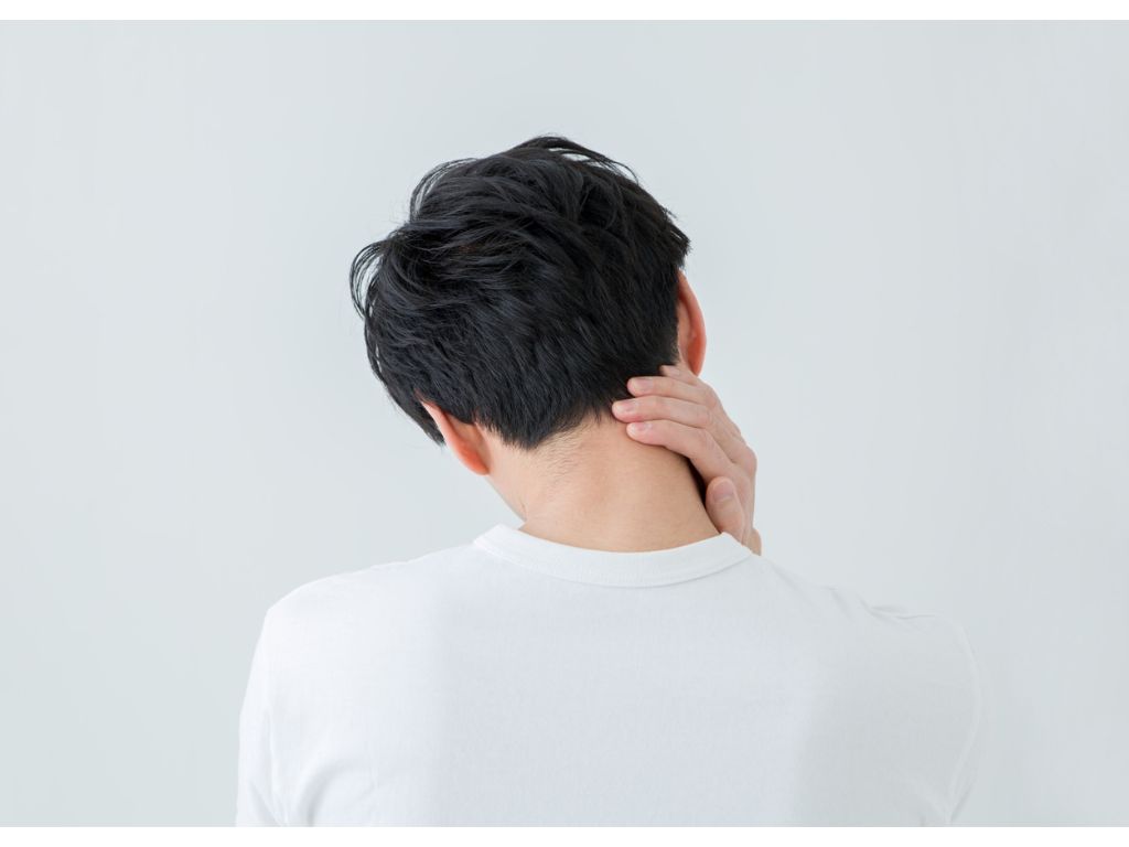 スマホ首に苦しむ男性