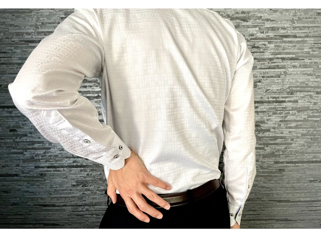 反り腰に苦しむ男性