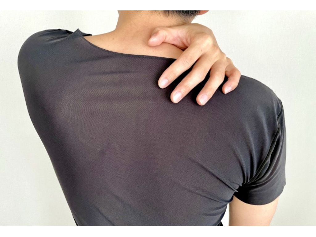 背中が痛い男性